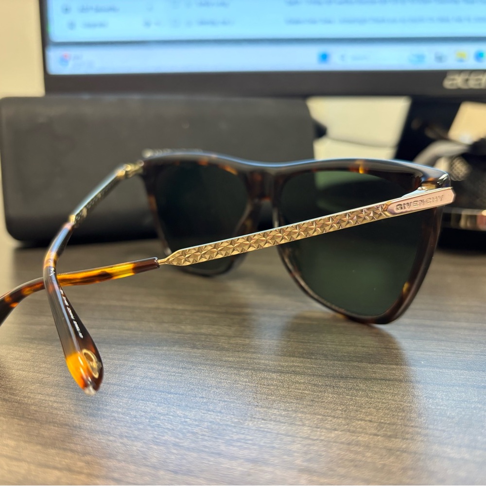 Chic Tortoise Shell Sunglasses - image 2